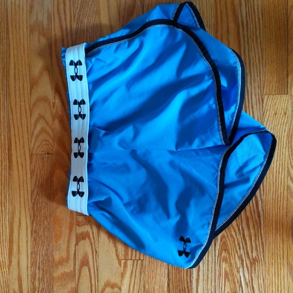 Under Armour shorts - women's M - Picture 3 of 3